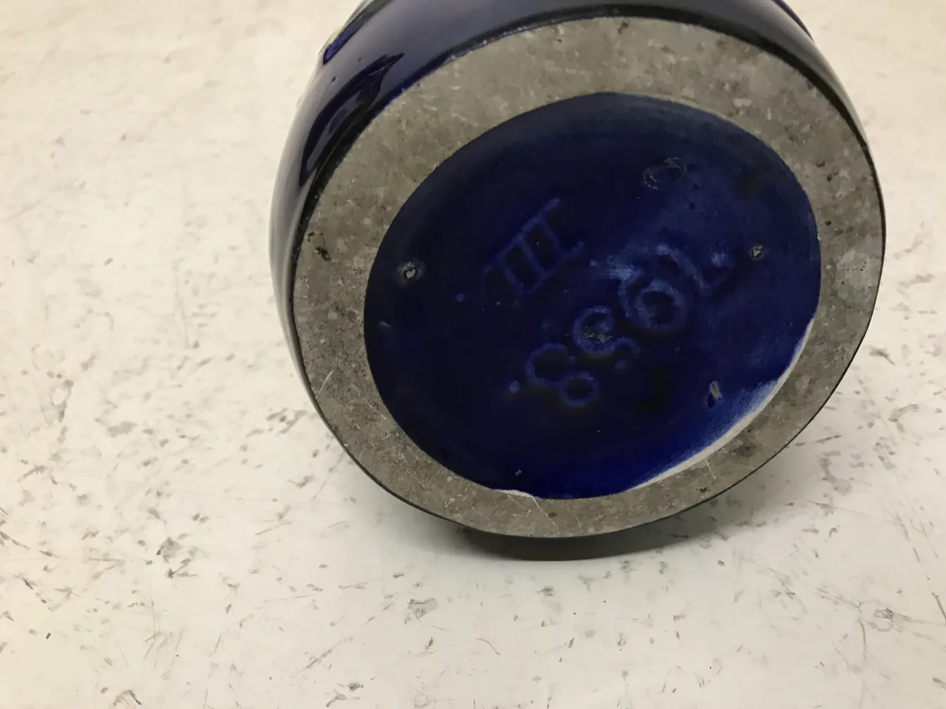 Antica ceramica blu con base decorativa