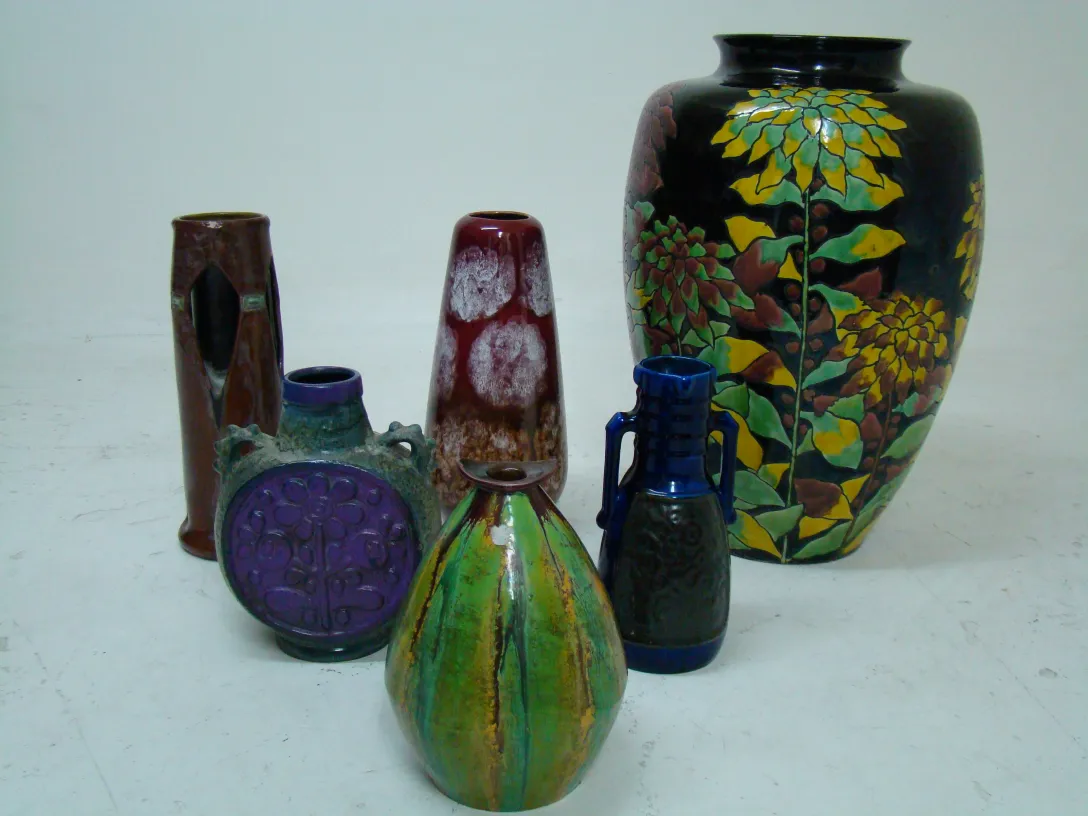 विभिन्न रंग और आकार में प्राचीन मिट्टी के बर्तन