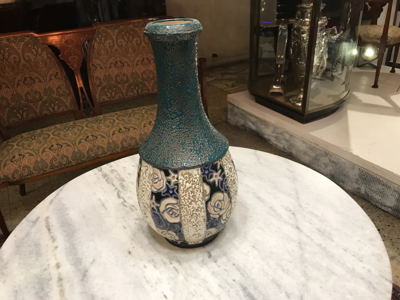 Vase céramique ancien avec décoration bleu et blanc.