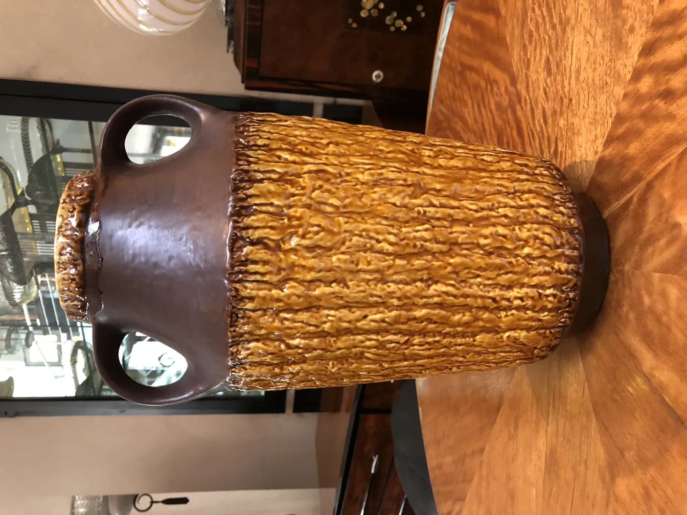 Vase ancien en céramique avec texture marron et jaune