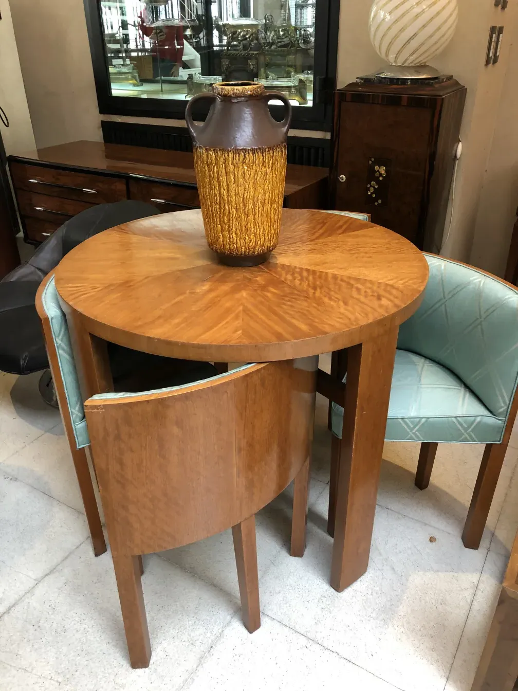 Vase en céramique antique avec texture et forme distinctives
