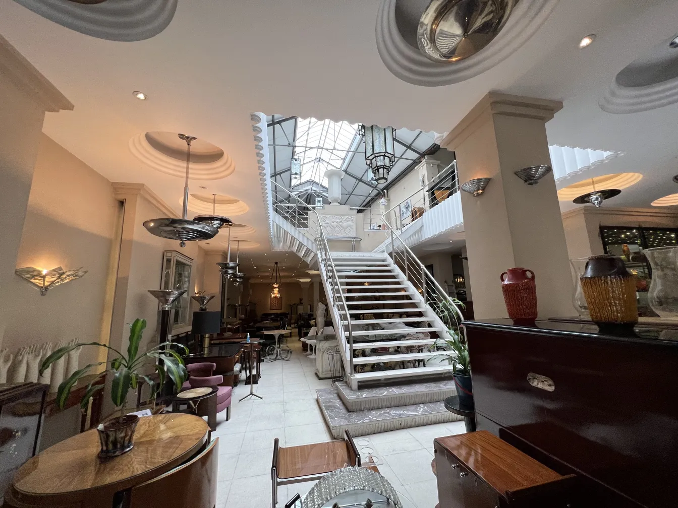 Antiga cerâmica decorativa em um ambiente elegante com móveis.