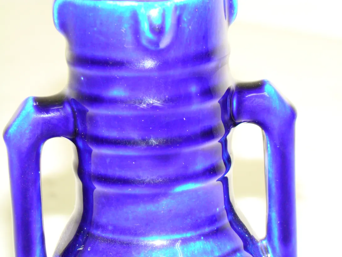 带把手的古董蓝色陶瓷瓶，表面光滑