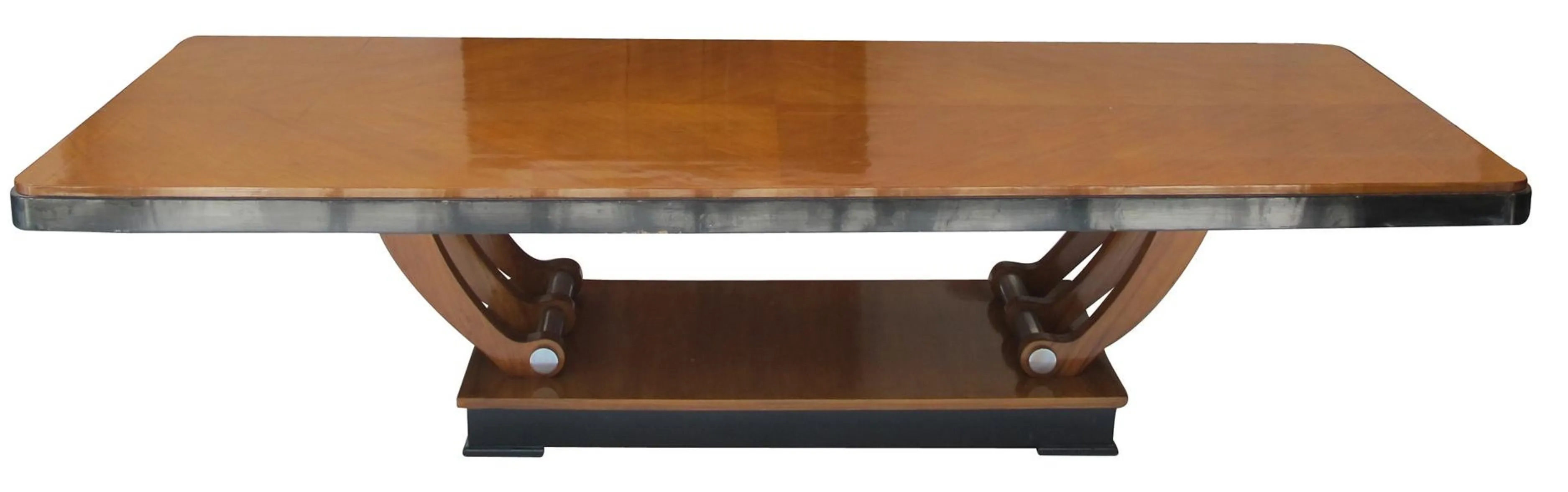 mesa de comedor antigua para 12 personas con diseño elegante en un entorno acogedor.