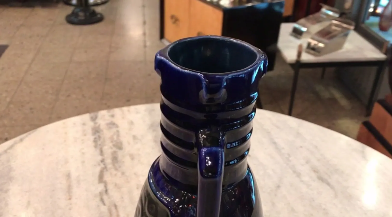 带有条纹细节的古董蓝色陶瓷场景。