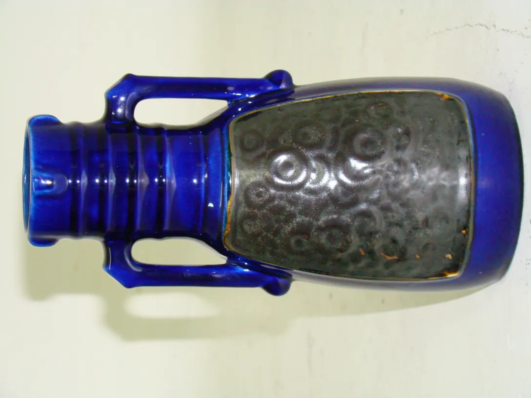 una vecchia ceramica blu con un design unico e dettagli in rilievo