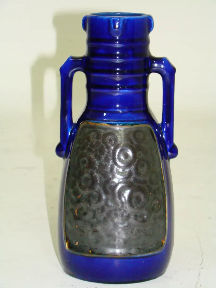 Jarrón antiguo de cerámica con acabado azul y negro