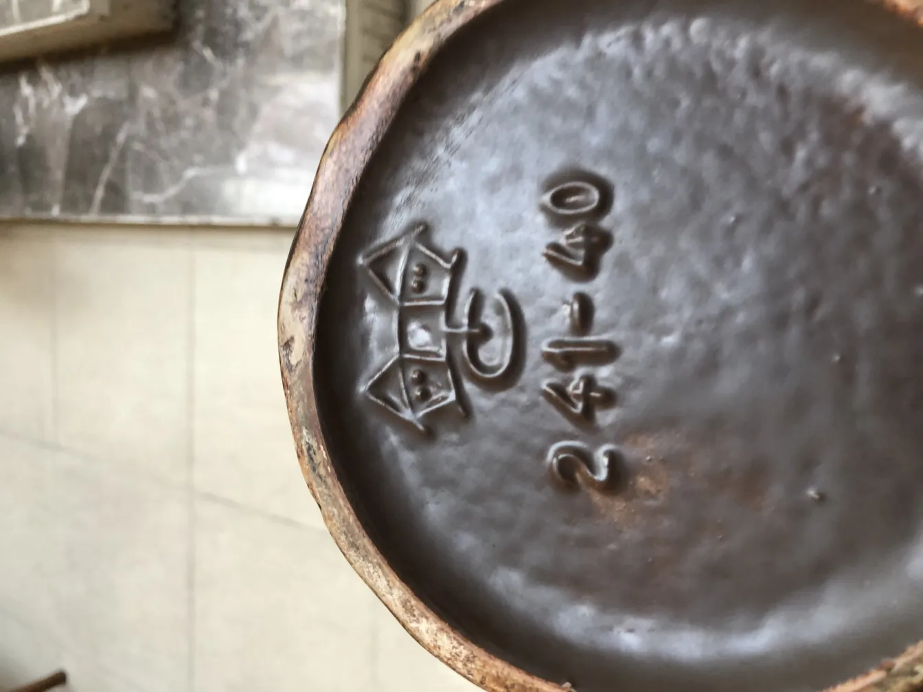 底にデザインと印がある古代陶器