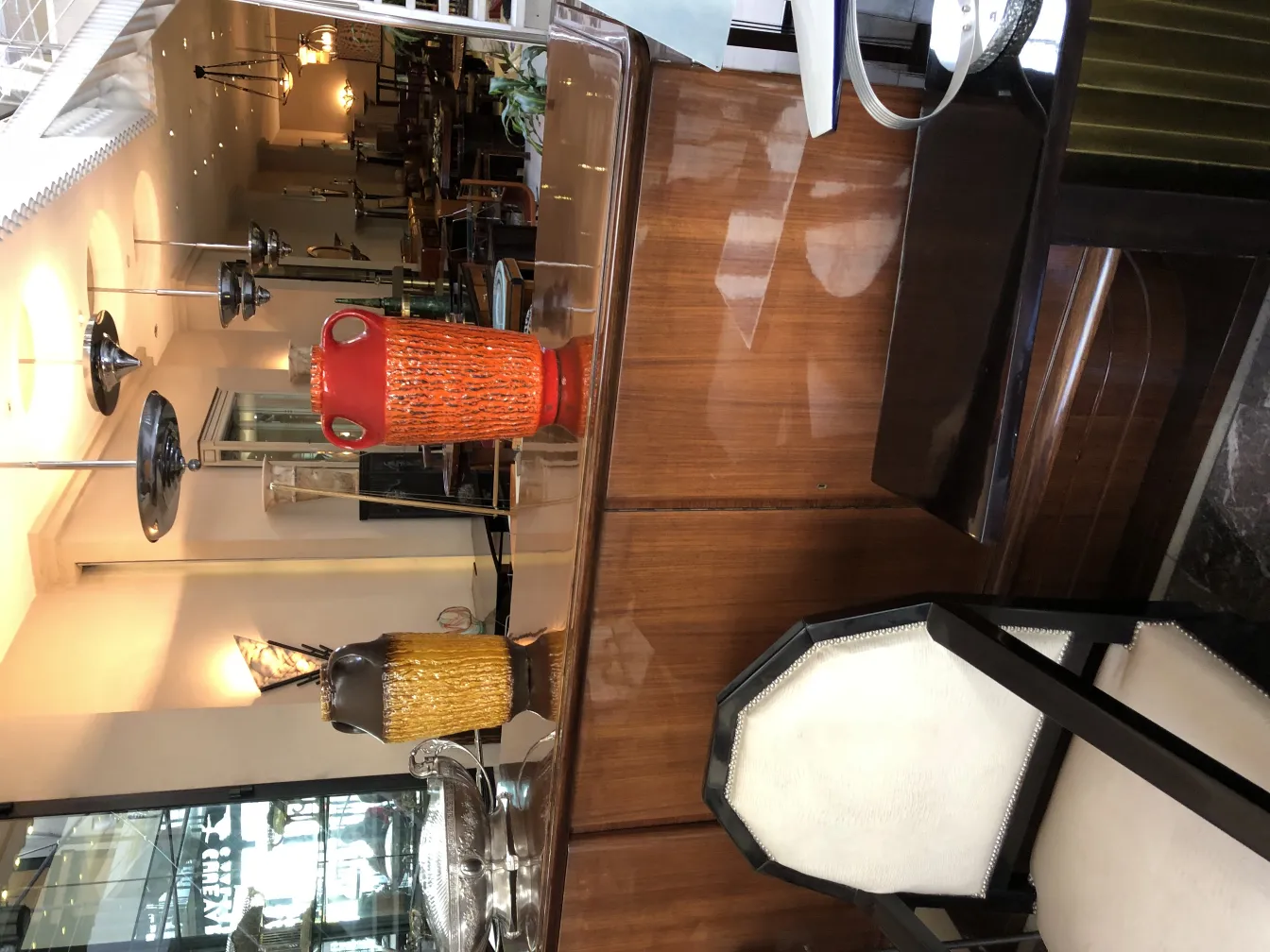 विभिन्न रंगों के साथ प्राचीन सिरेमिक बर्तन जो बारीक डिजाइन में हैं.