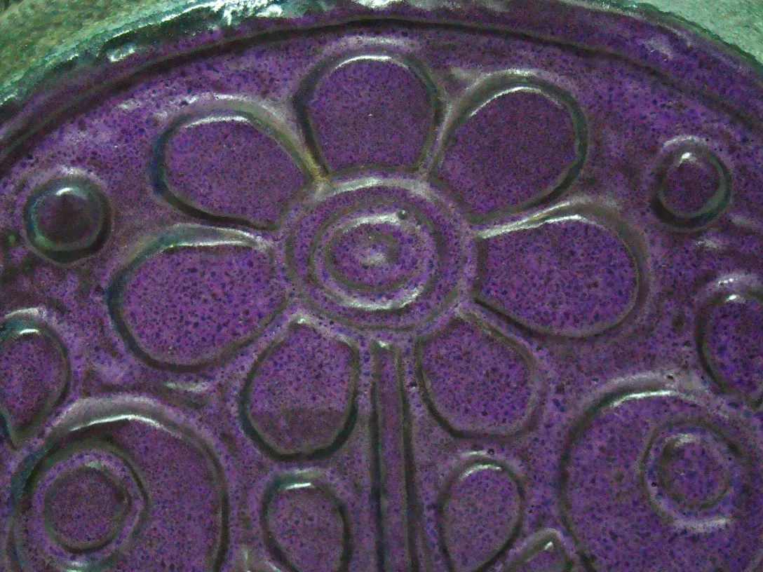 ceramica antica decorativa con motivo floreale in tonalità viola