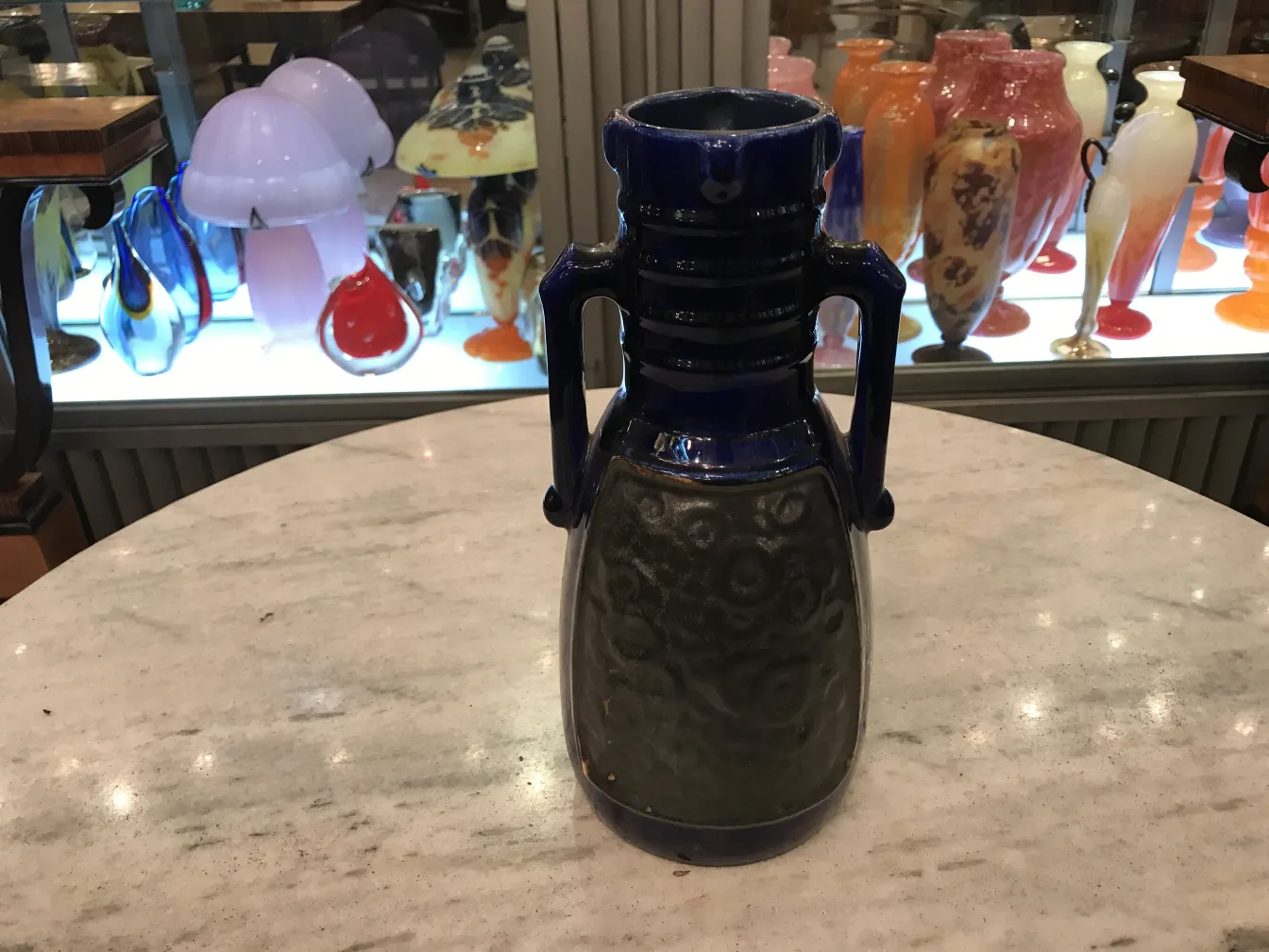 Antike Keramikvase mit leuchtenden Farben, dekorative Details