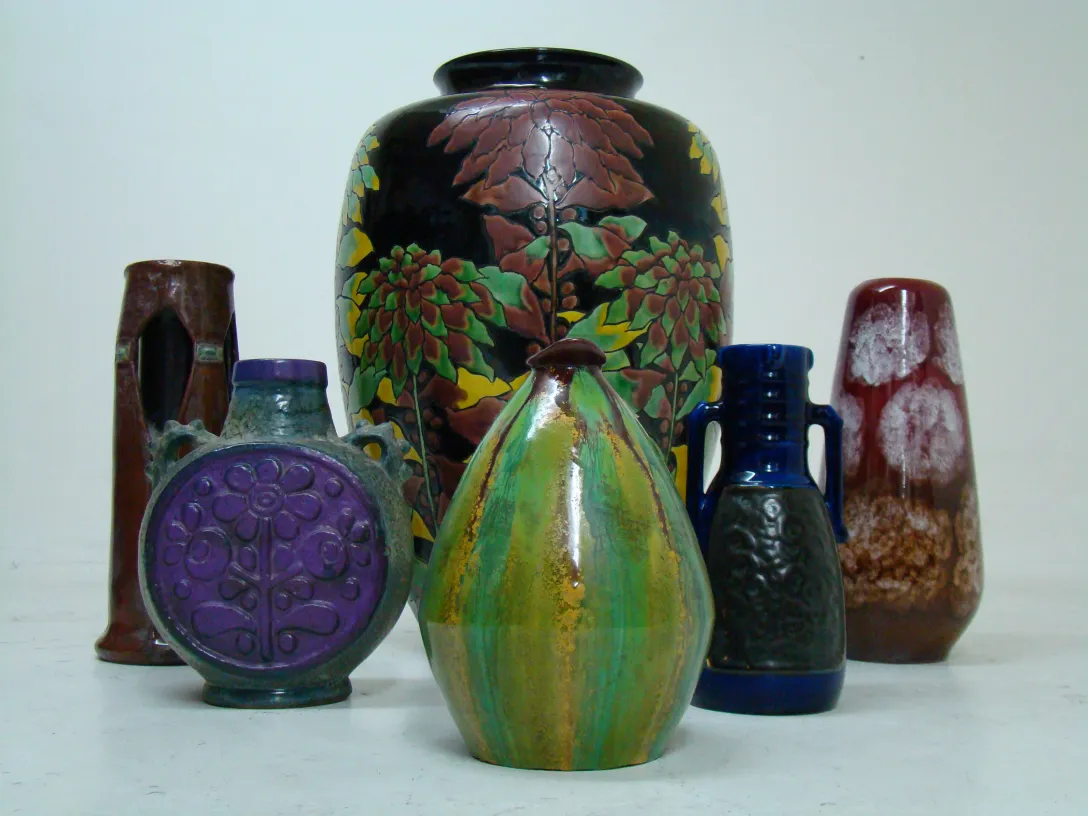 さまざまな色と形の古代装飾陶器のコレクション。