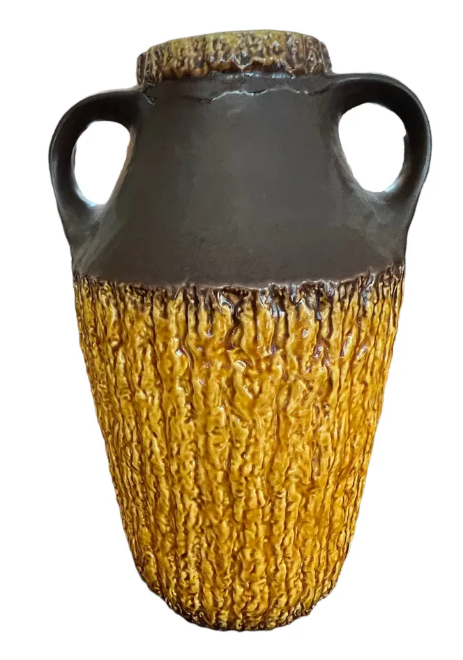 Vase ancien en céramique avec texture jaune et marron.