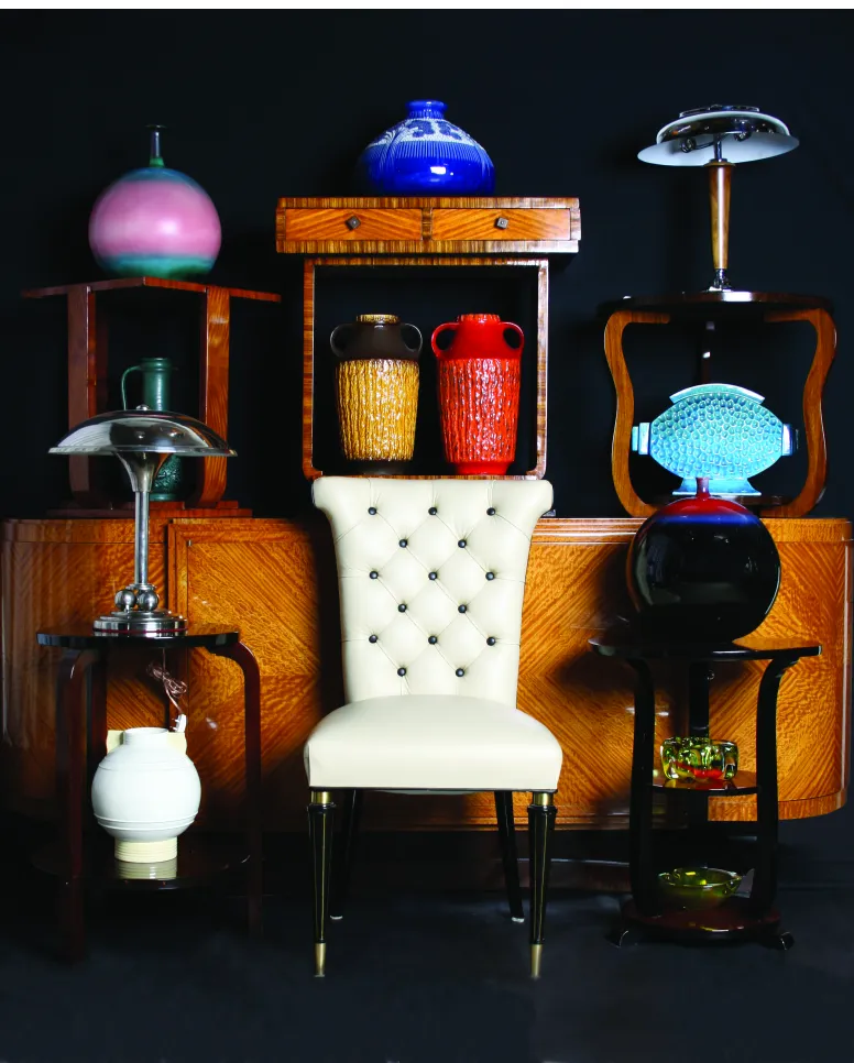 Collezione di antiquariato con ceramiche decorative colorate