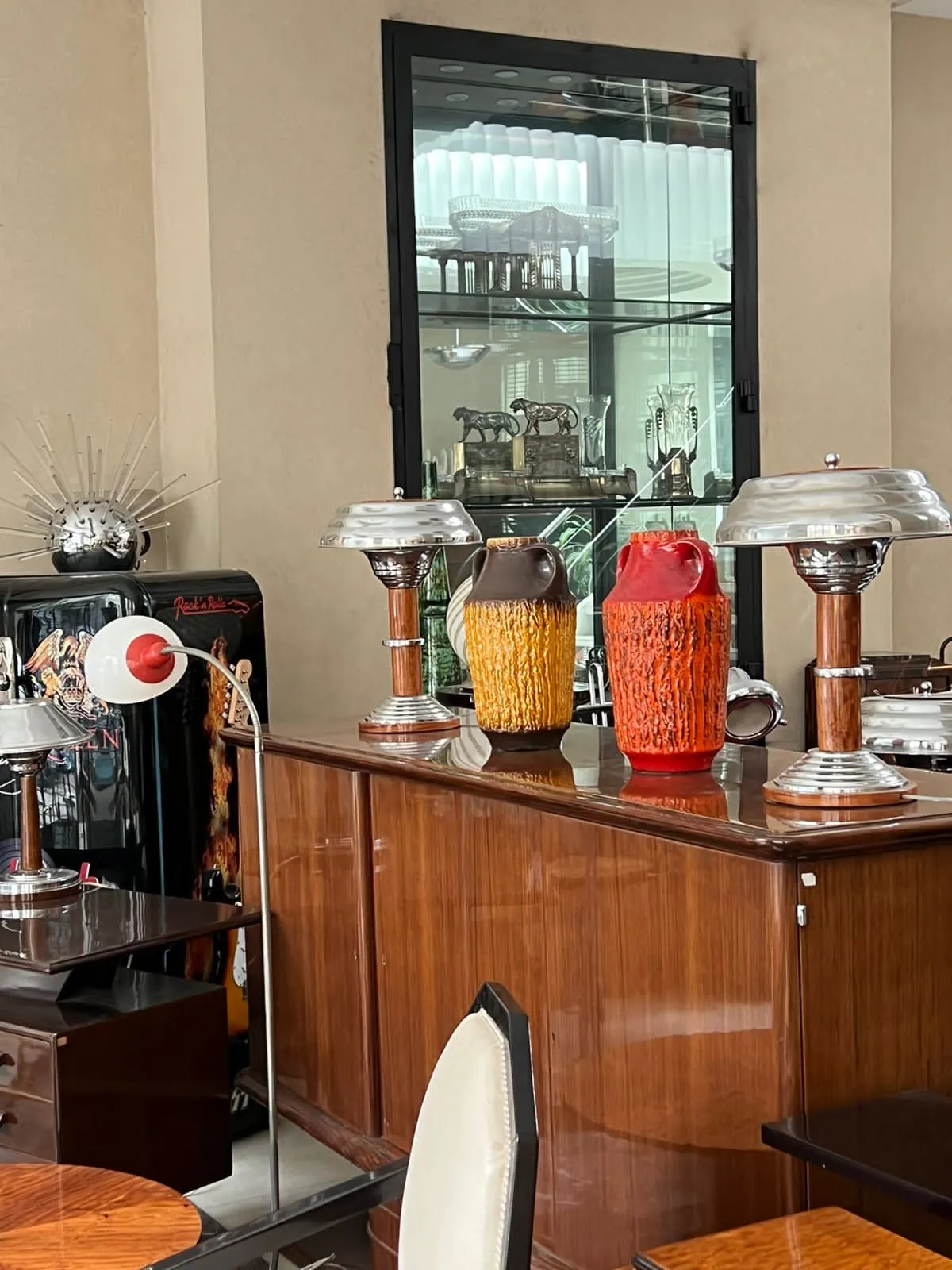 Tres antigüedades de cerámica decorativa colorida sobre una mesa