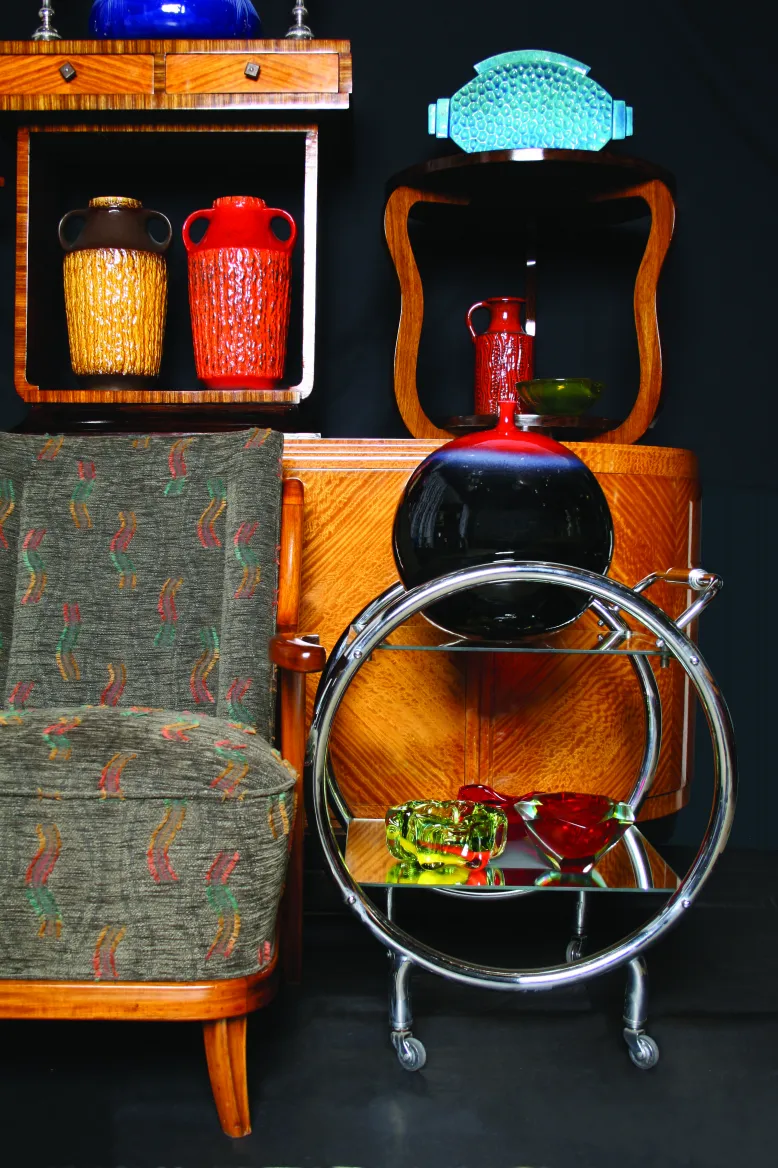 ancienne céramique articulée de plusieurs couleurs sur fond sombre