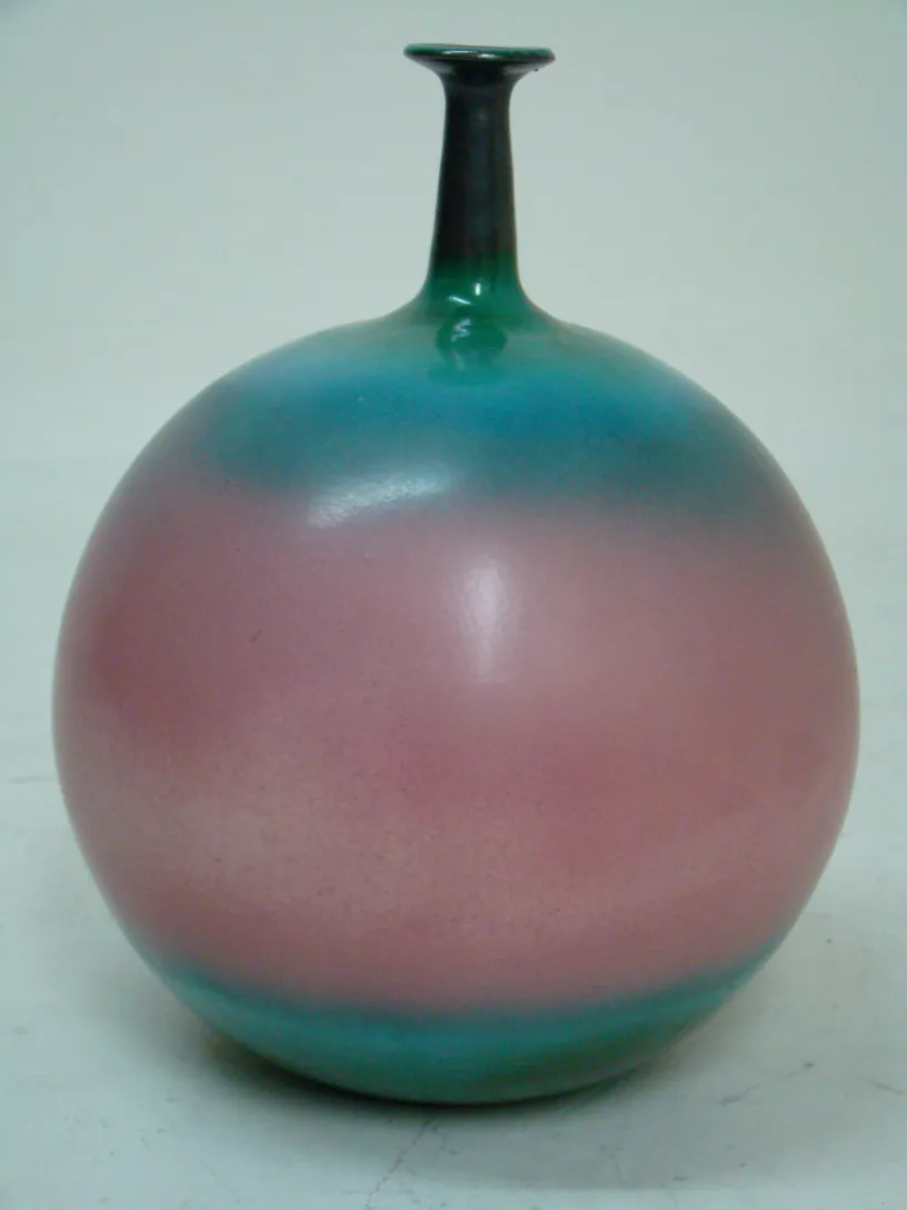 Старая керамическая банка с оттенками синего и розового