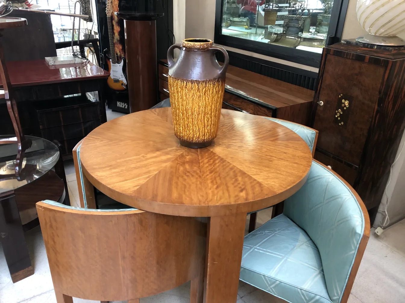 丸い木のテーブルの上に置かれた古い陶器の花瓶