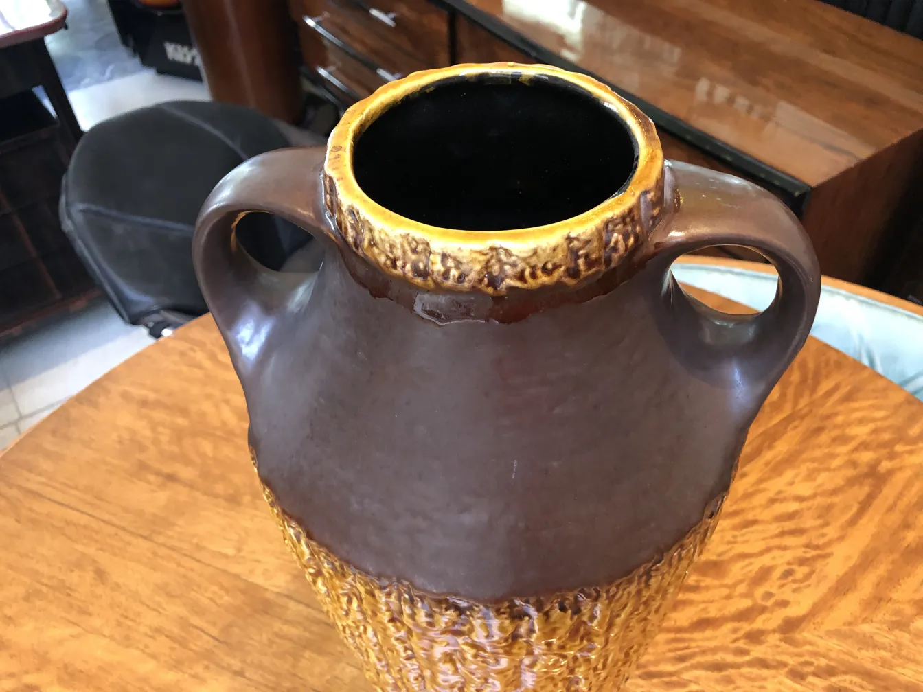 jarra de cerámica antigua marrón con detalles en amarillo y asas