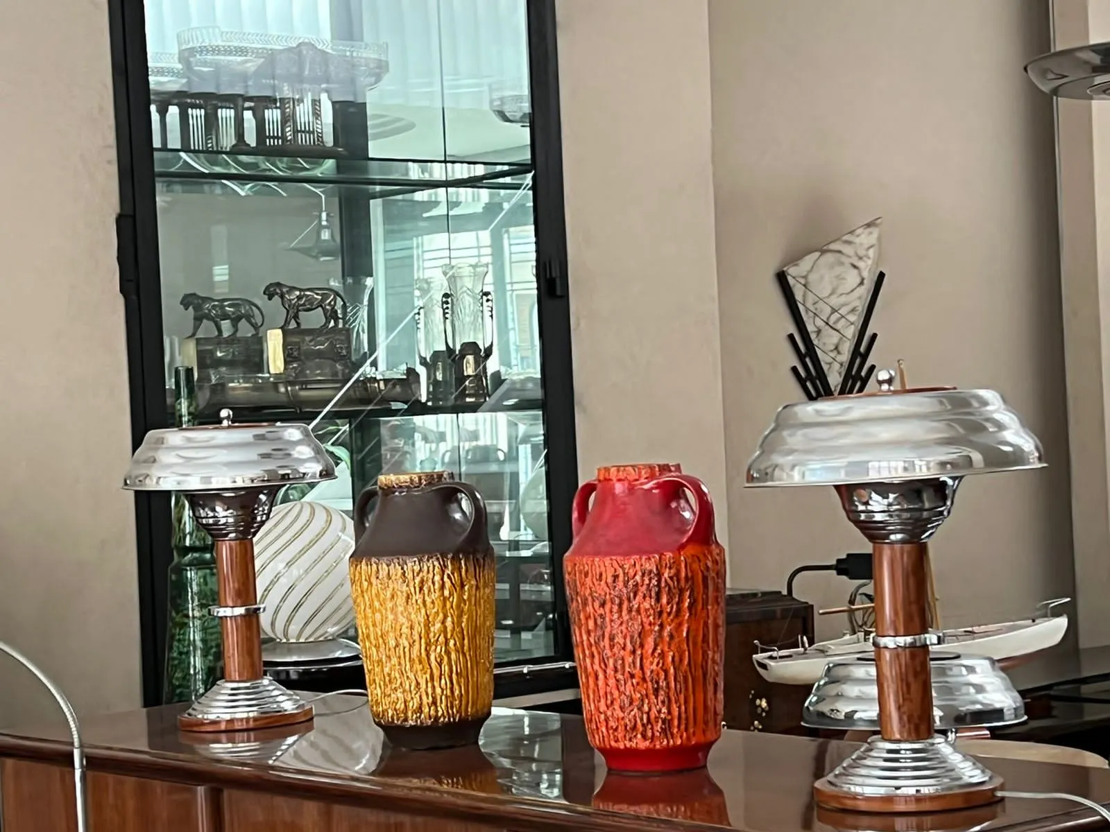 Trois vases en céramique antique avec des couleurs vives dans un cadre élégant.