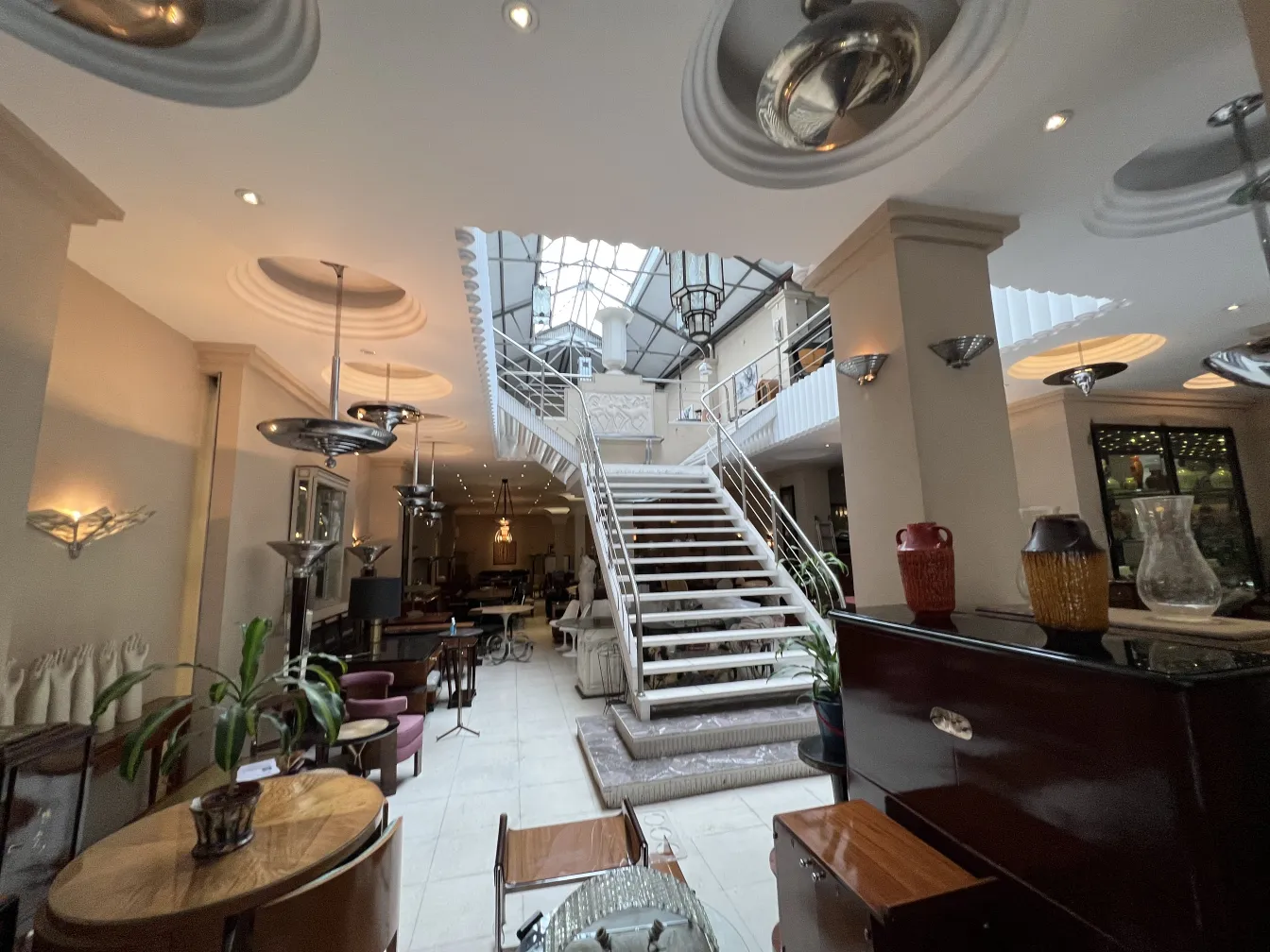 cerámica antigua decorativa en un entorno elegante