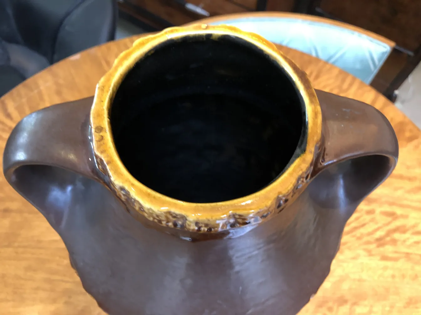 antica ceramica con dettagli marroni sul bordo