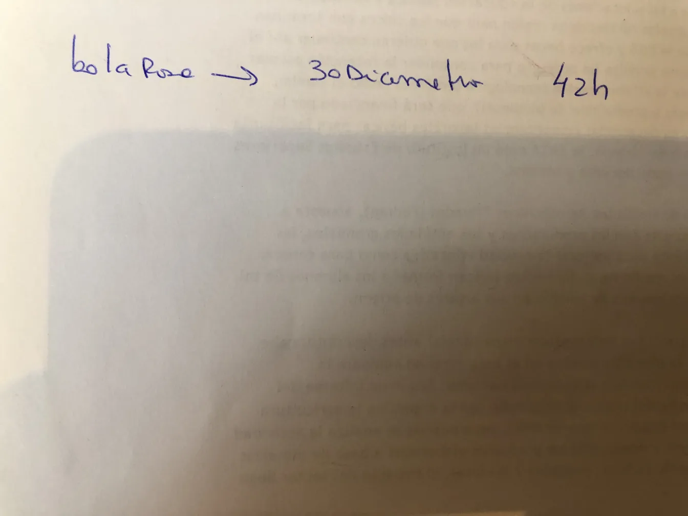 प्राचीन गुलाबी सजावटी मिट्टी के पात्र के साथ विवरण