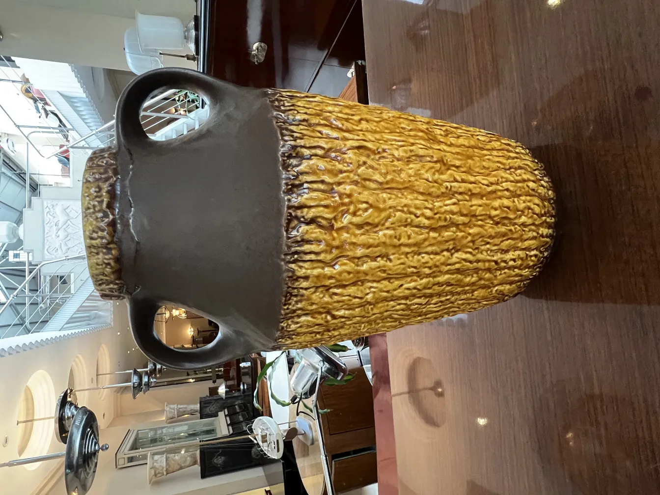 Vaso antico in ceramica decorativa con texture gialla e marrone