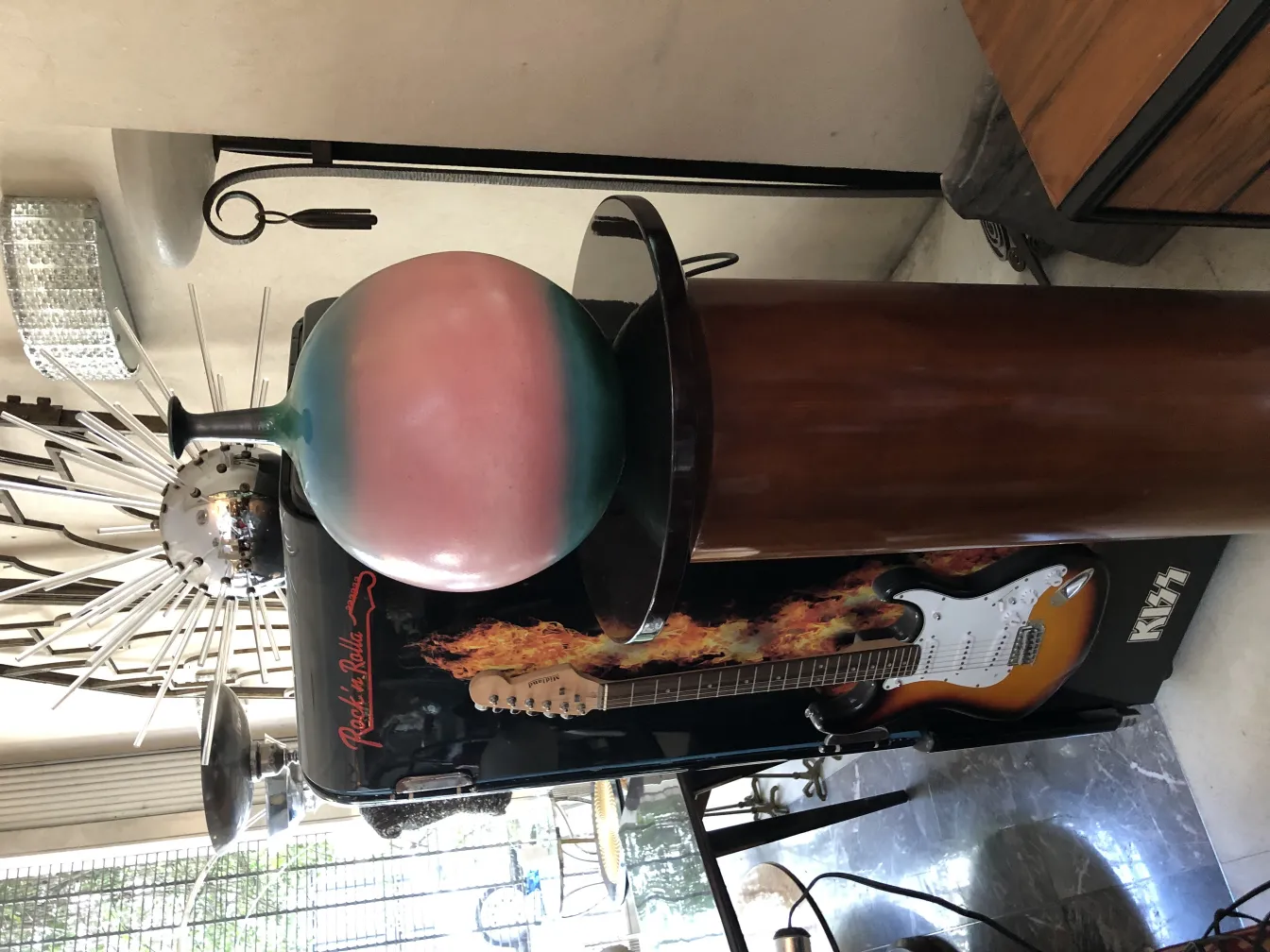 古代のピンクと緑の陶器の花瓶が装飾的な設定にあります。