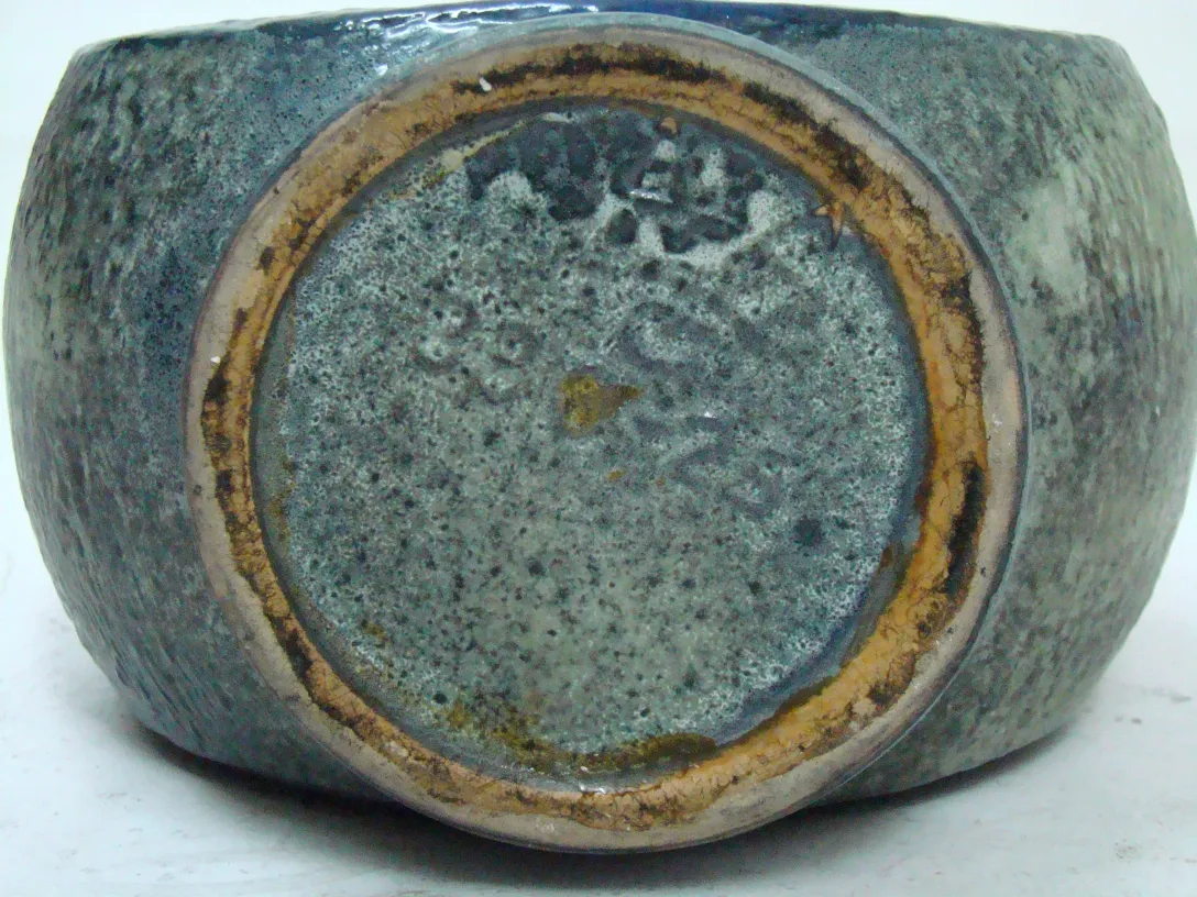 antigua cerámica de tonos azules y grises con detalles