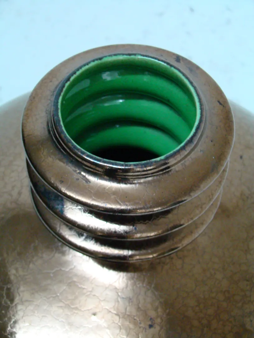 detalle de una cerámica antigua con colores brillantes