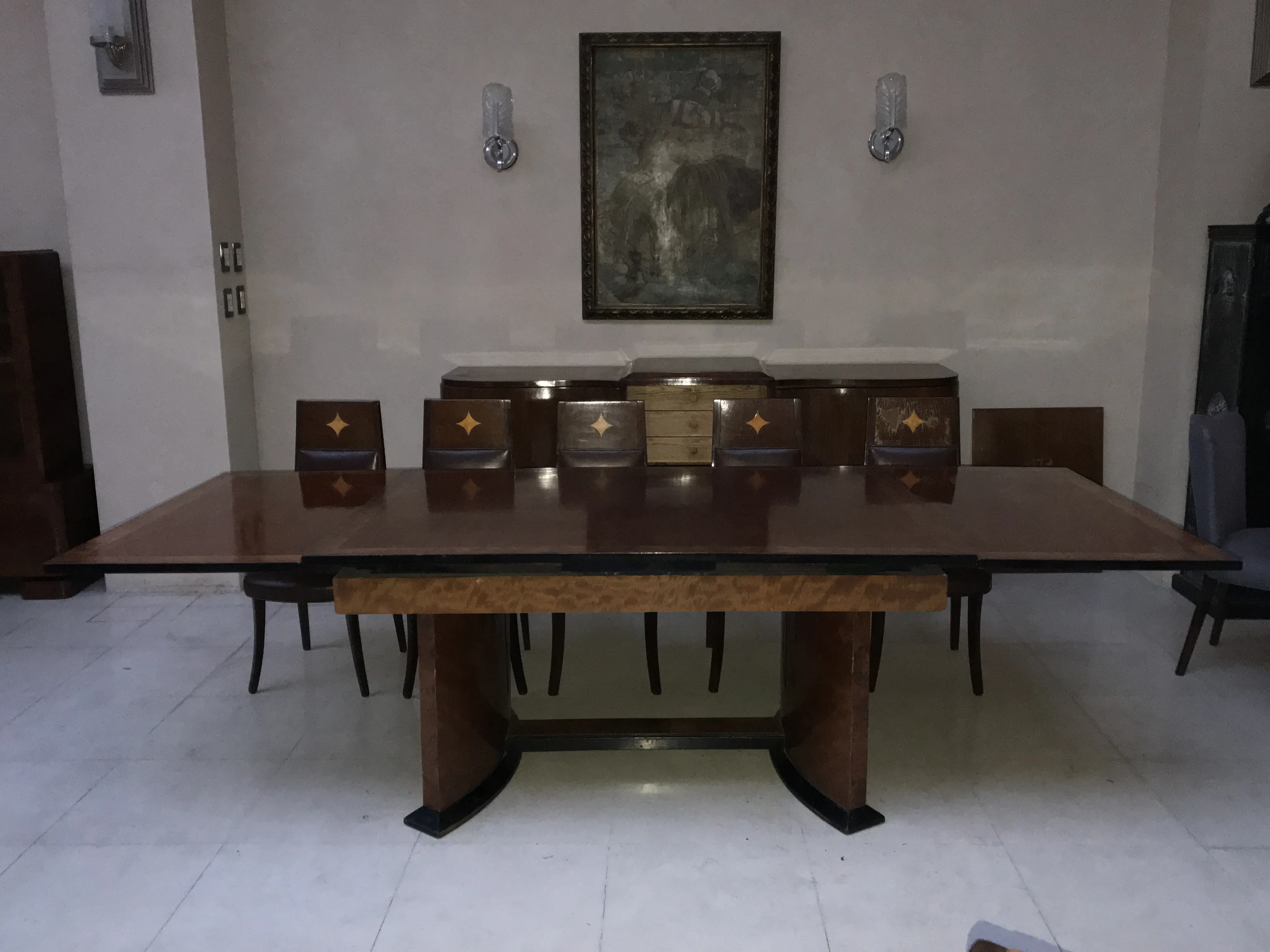 mesa antiga de jantar para 12 pessoas em um ambiente acolhedor