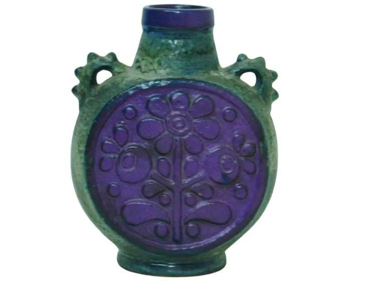 Vaso in ceramica antica con motivo floreale viola e verde.