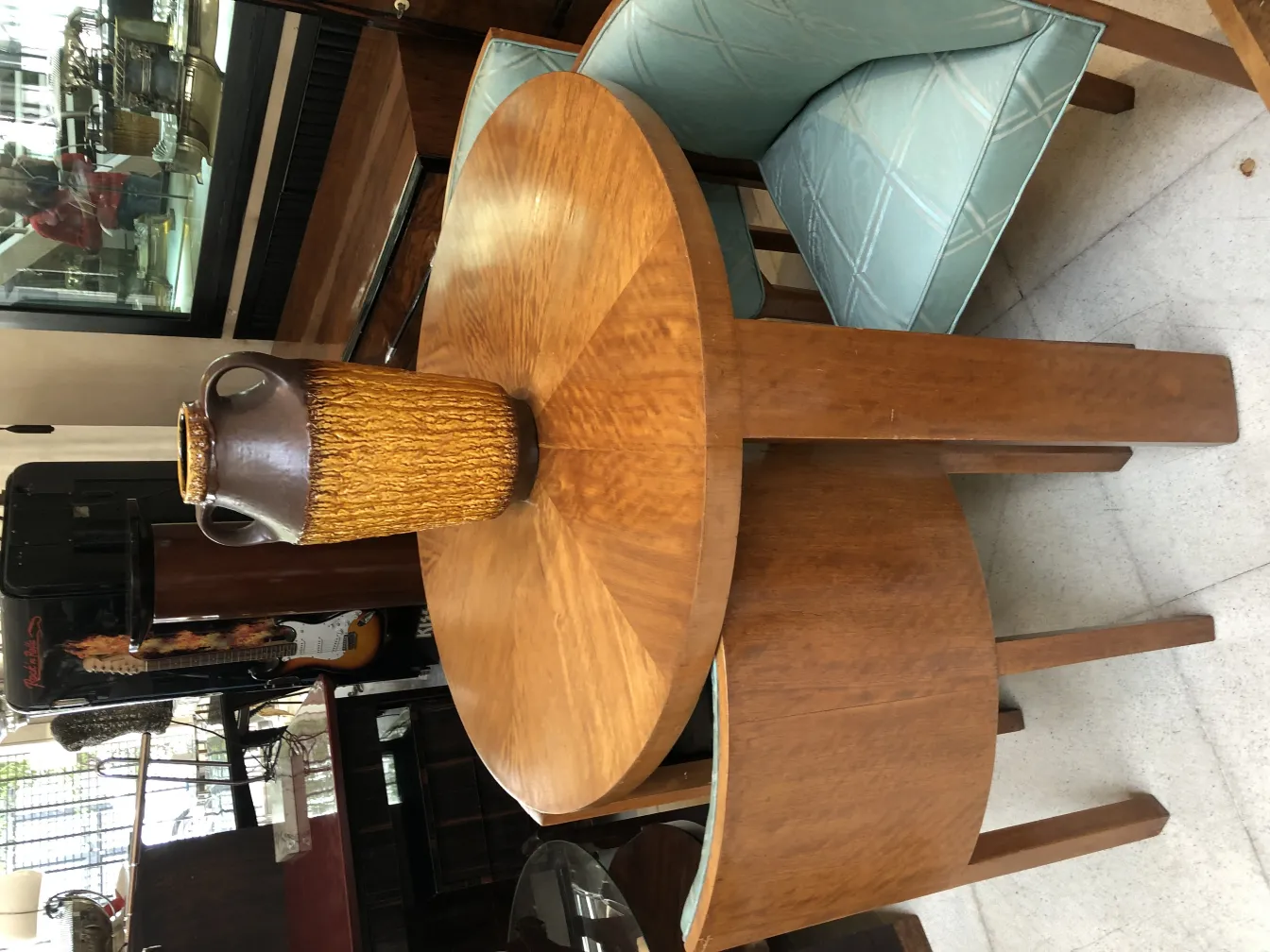 جهاز خزف عتيق بتصميم زخرفي ولون بني