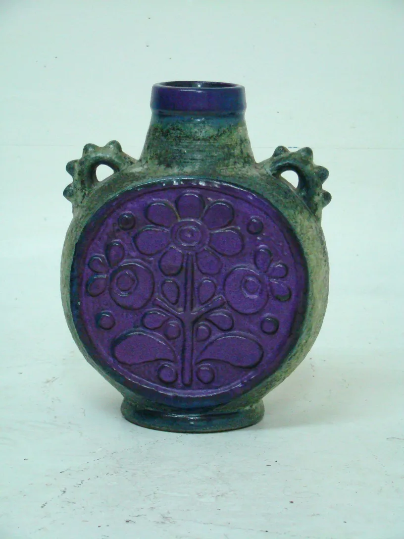 botella de cerámica antigua con relieve floral en morado