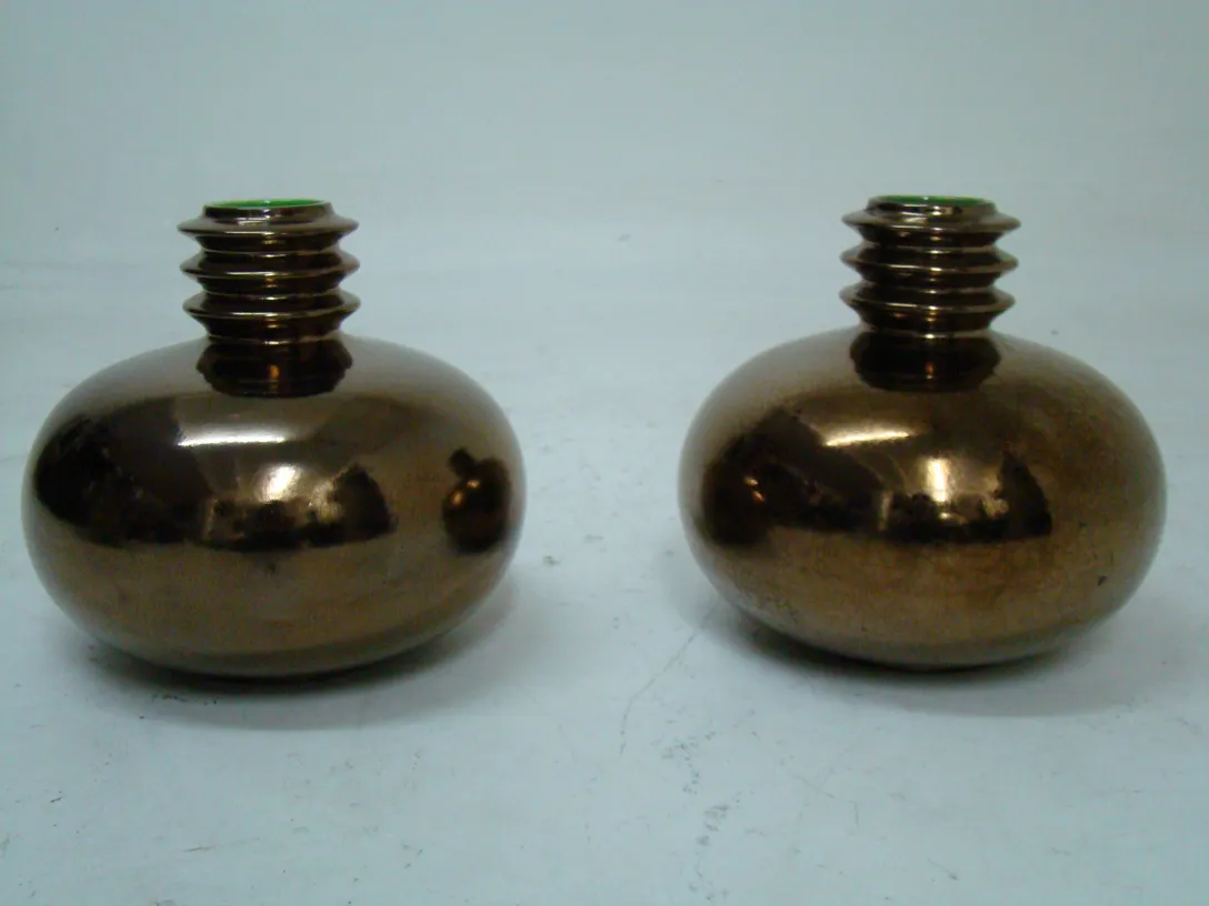 dos jarrones de cerámica antigua de forma ovalada y brillante.