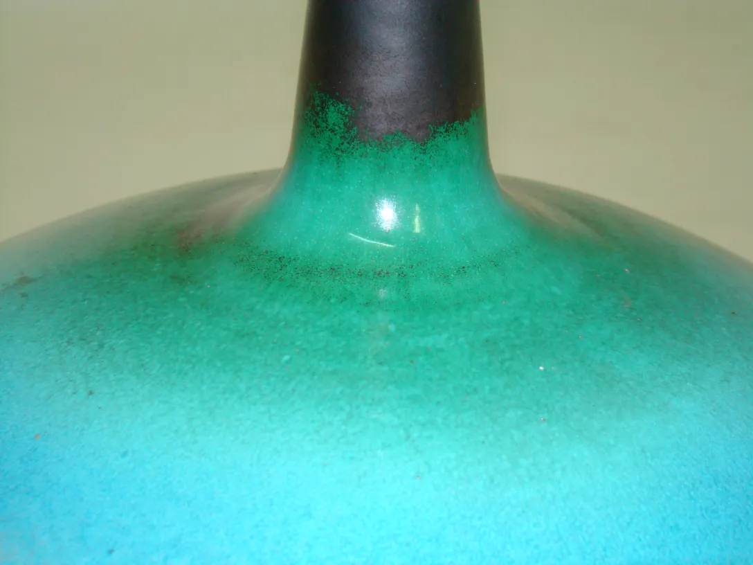 antica ceramica di colore verde smeraldo con finitura lucida