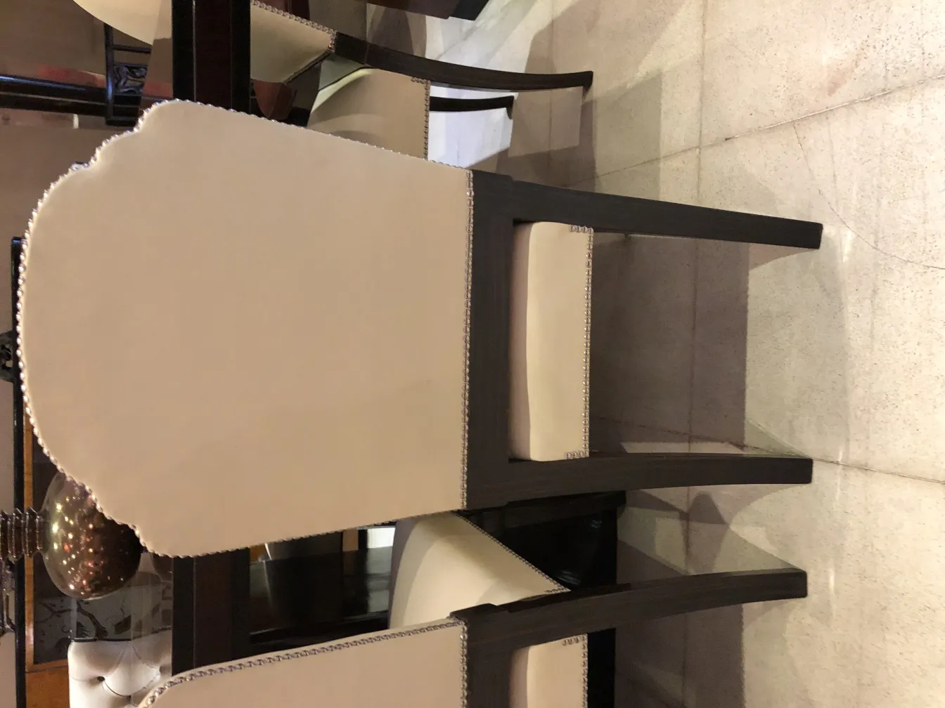 Vue latérale d'une céramique décorative ancienne dans un cadre élégant.