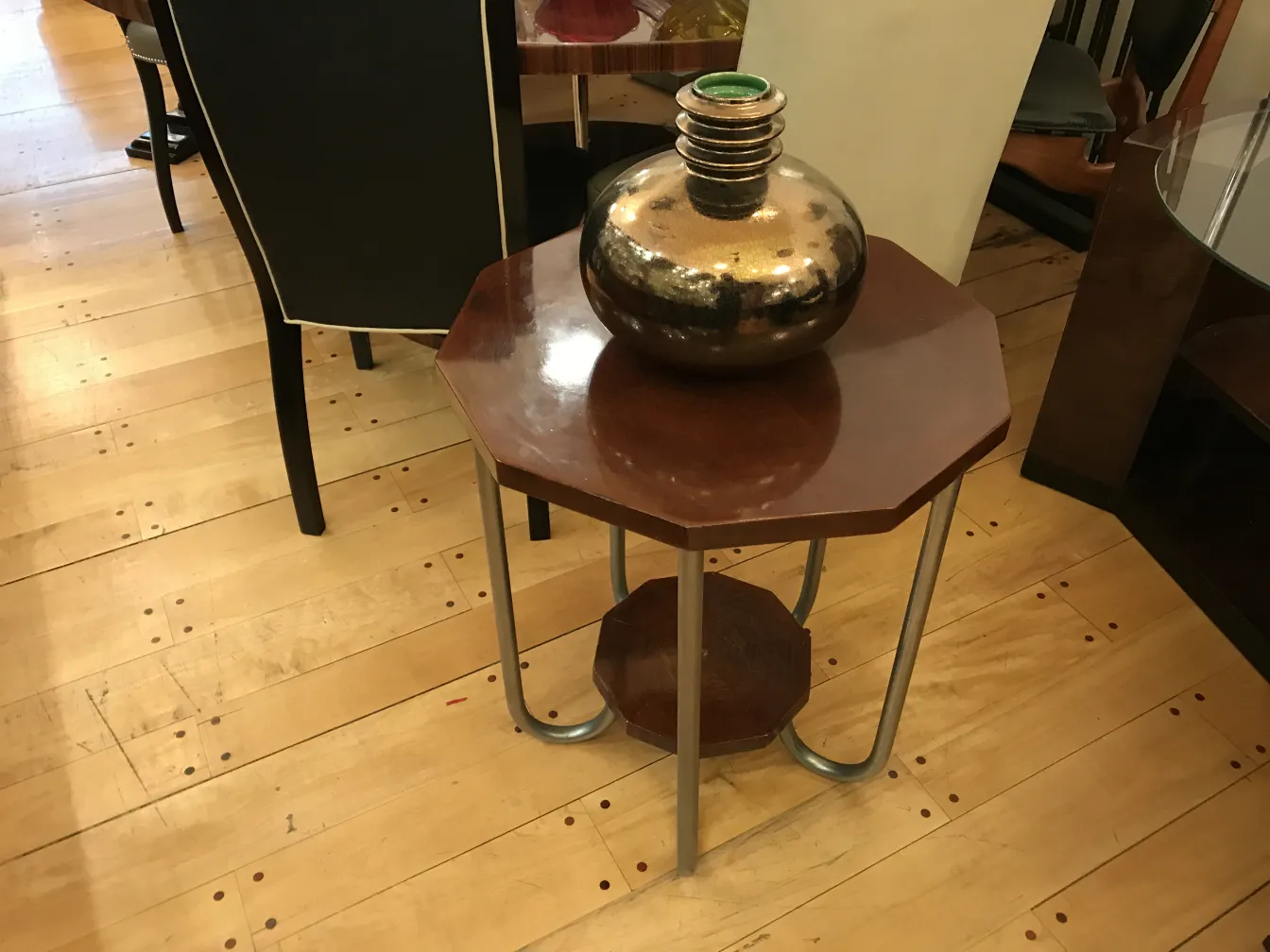 céramique décorative antique sur table octogonale en bois