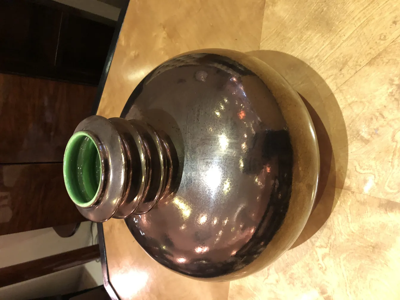 Antike Keramik mit runder Basis und grünem Oberteil