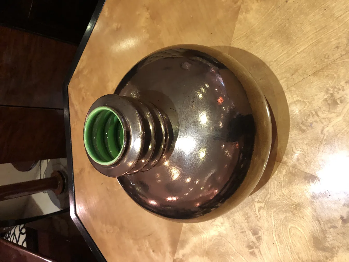 装饰性古董陶瓷，具有柔和的形状和绿色