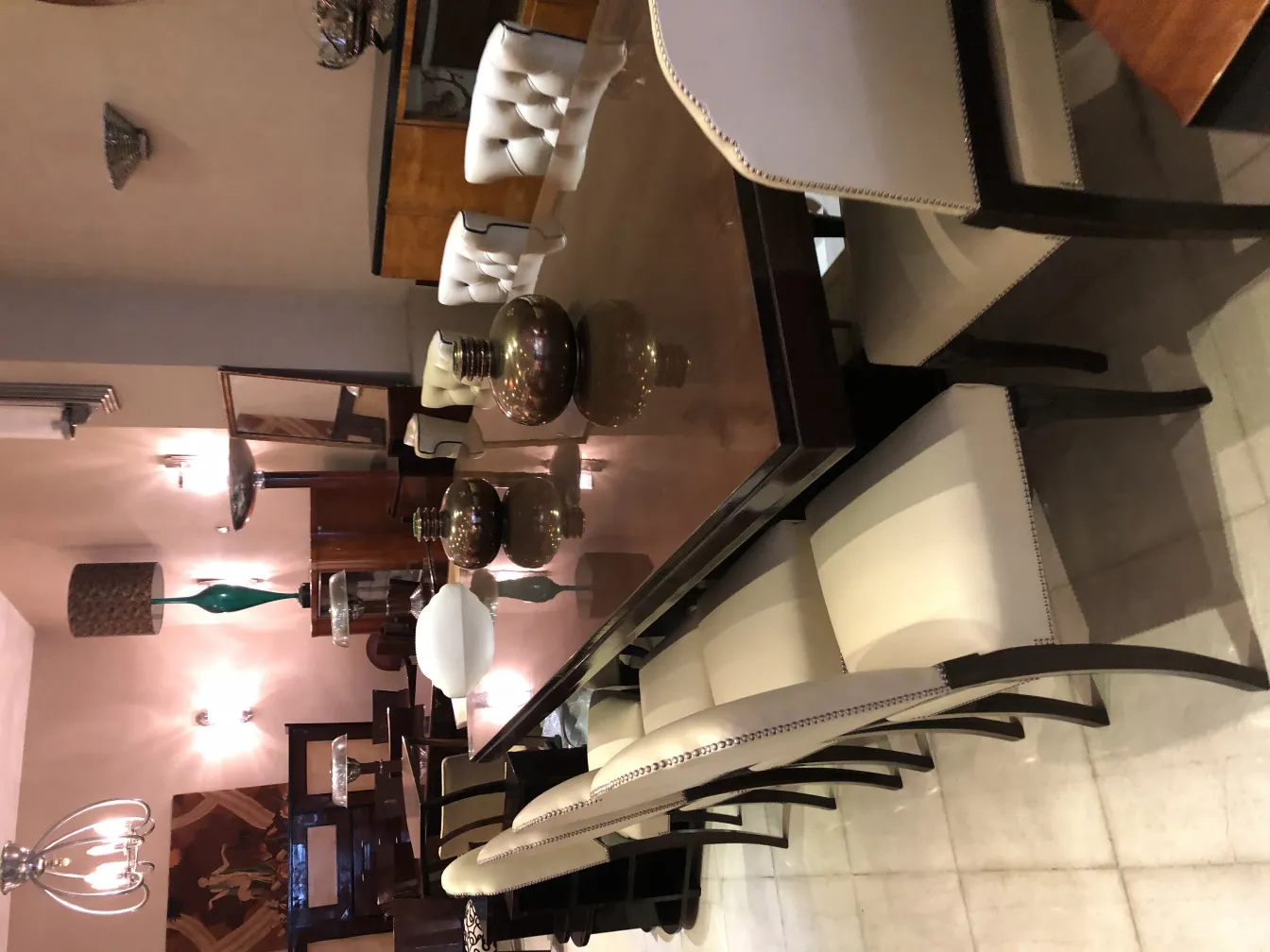 ceramica decorativa antica con forme eleganti, ambiente caldo