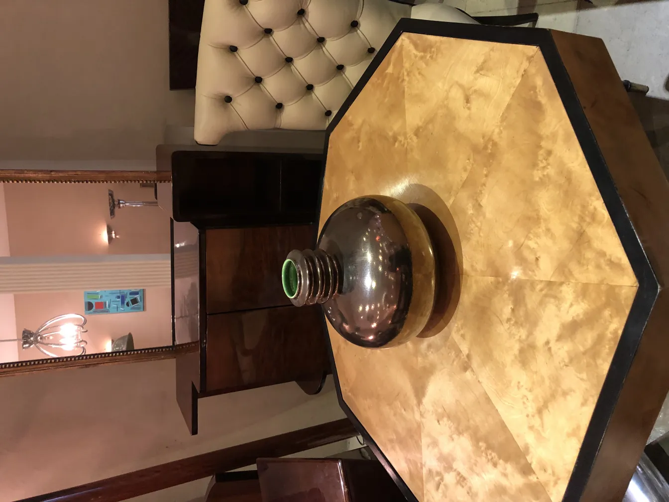 Ancienne céramique décorative sur table en bois clair