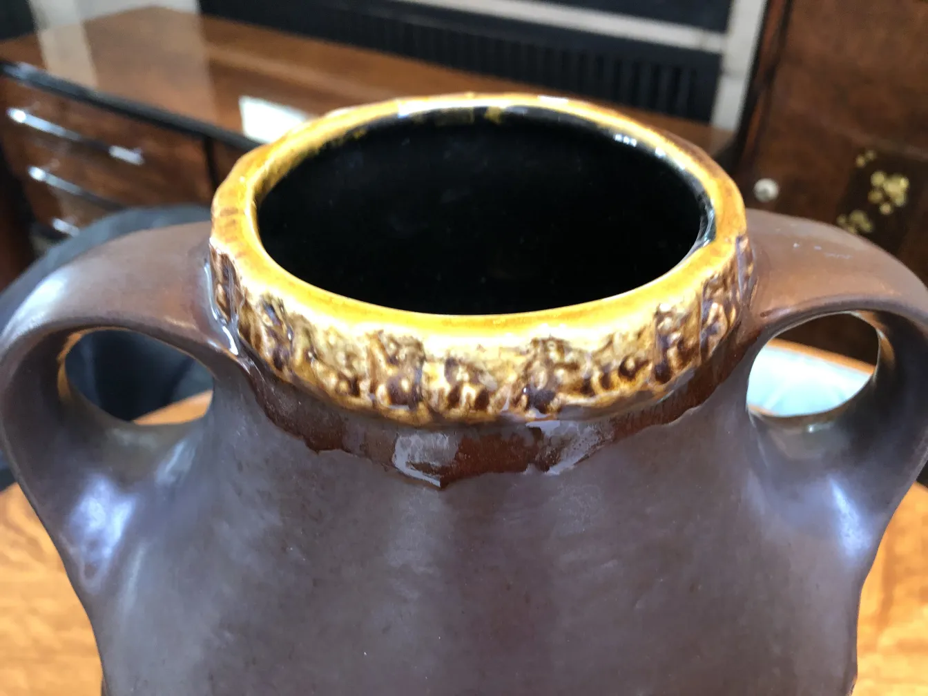 Antica ceramica con decorazione sulla parte superiore e manici