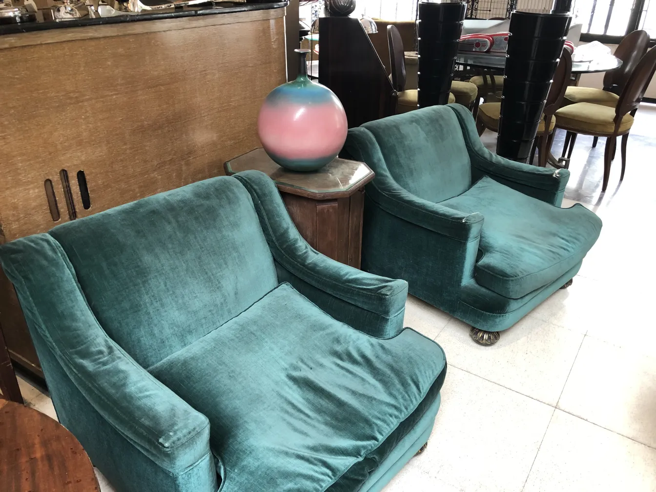 ceramica decorativa antica in un ambiente elegante