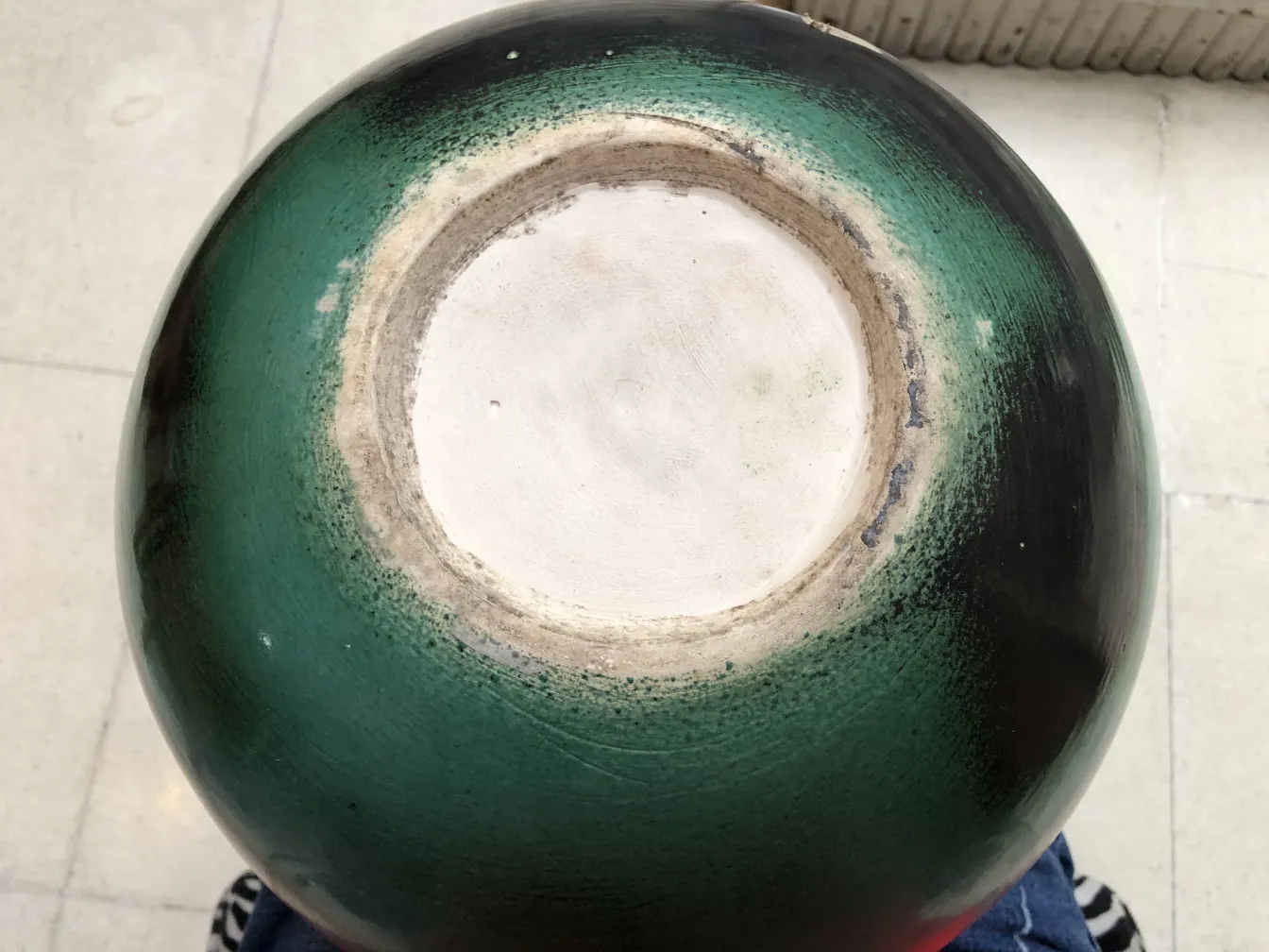 Vista dall'alto di un'antica ceramica artigianale verde e nera.