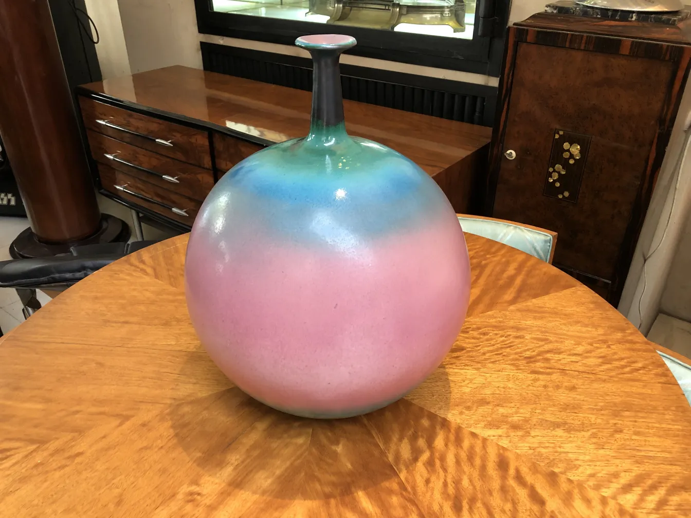 古典陶瓷花瓶，柔和的颜色