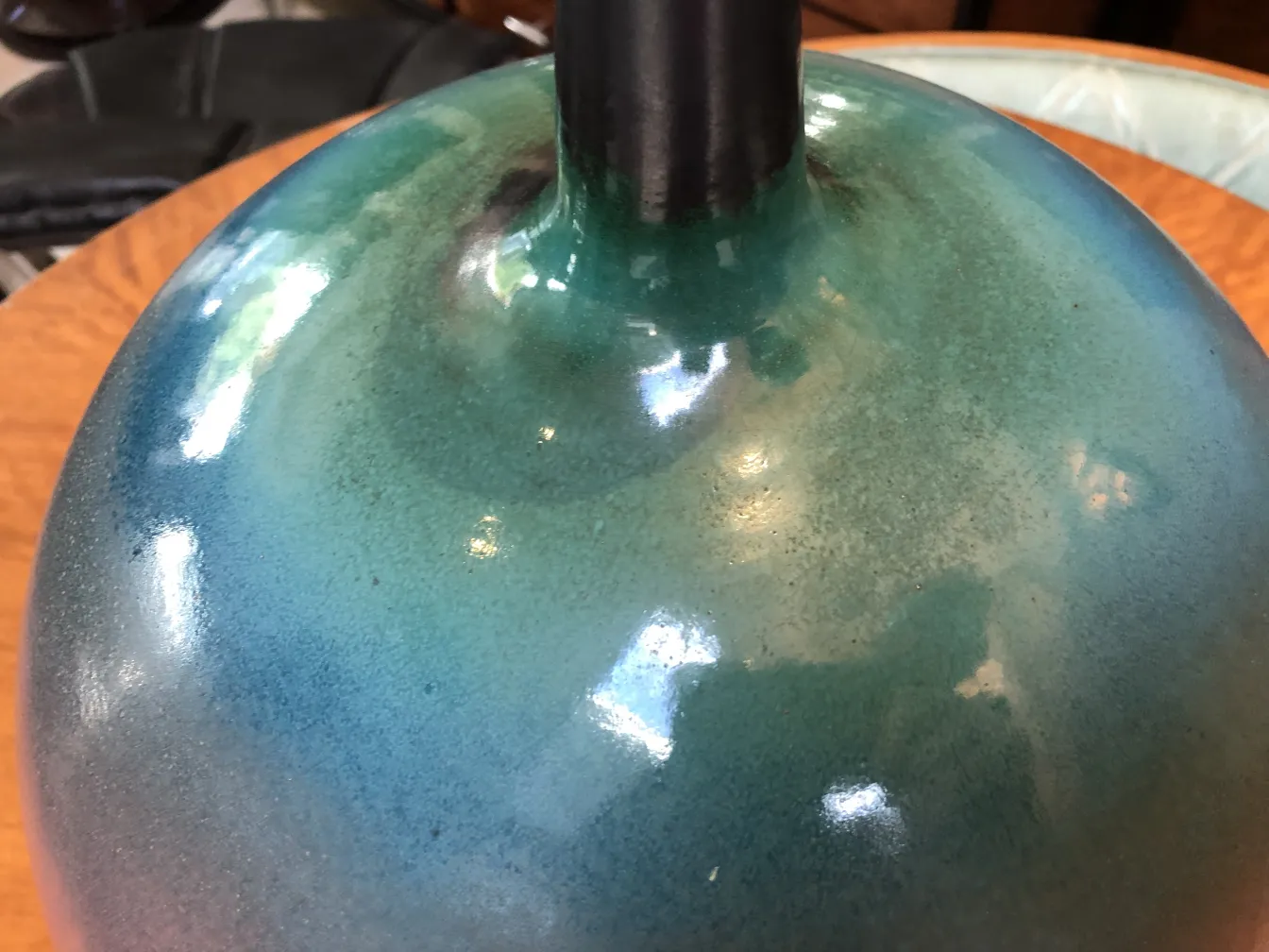 antike Keramik mit glänzender blauer und grüner Oberfläche