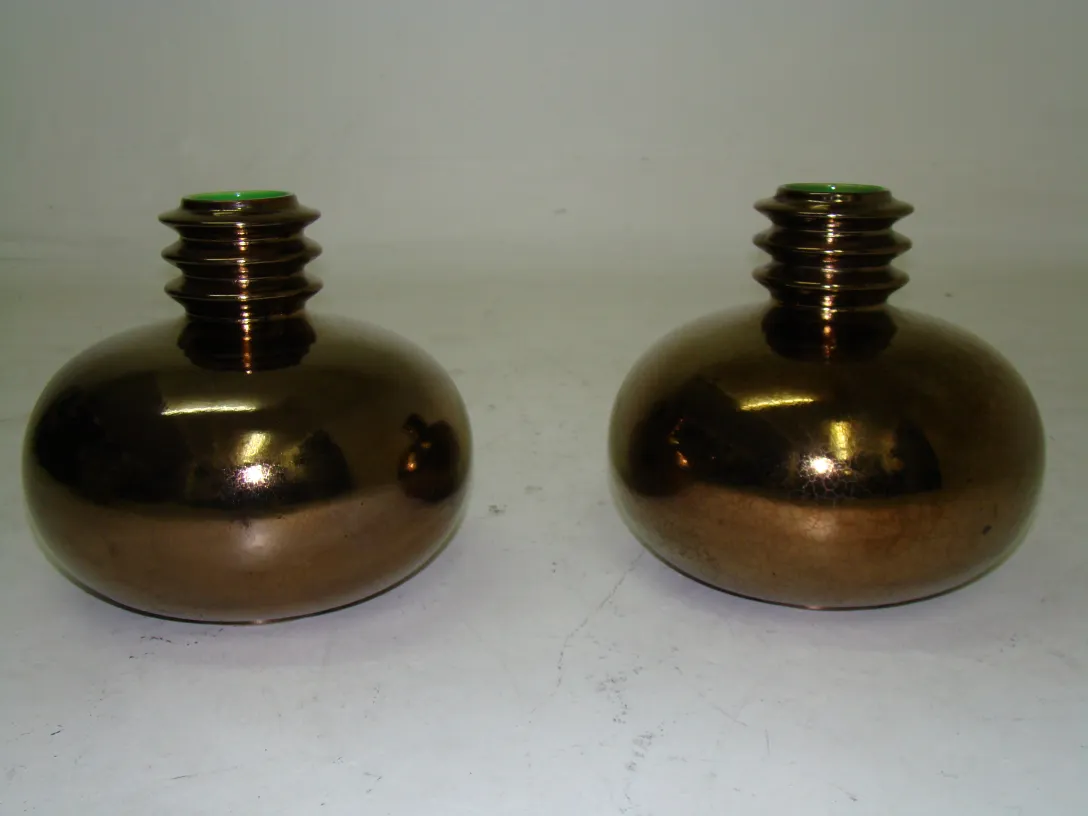 dois vasos de cerâmica antiga com detalhes na parte superior