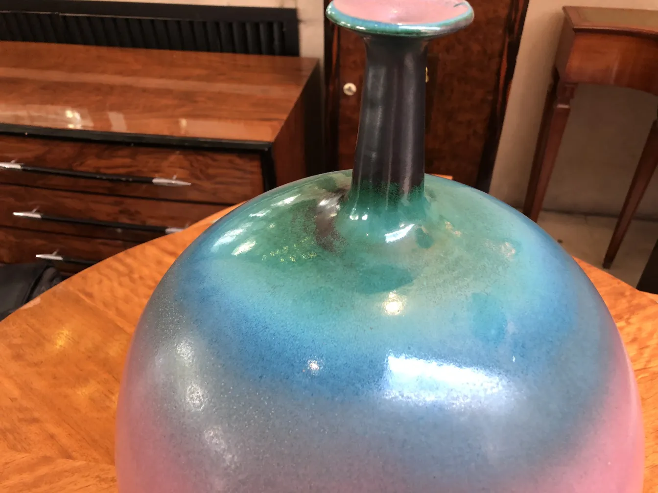 Vaso in ceramica antica con colori vivaci e lucentezza morbida.